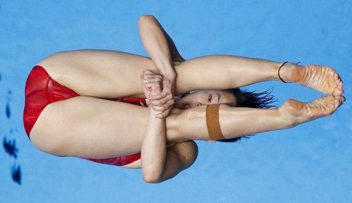 Atlet renang China, Chen Yiwen, melakukan lompatan saat berlaga pada Asian Games di Stadion Akuatik, Jakarta, Jumat (31/8/2018). (AP/Bernat Armangue)
