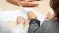 Ilustrasi Seseorang Sedang Melengkapi Dokumen (unsplash/vantaymedia)