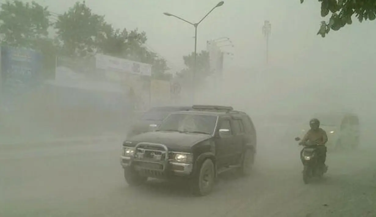 Perempatan Condongcatur Ring Road Utara Jogja tertutup abu, pandangan para pengendara jadi terbatas (@djaloes)