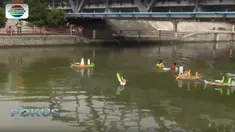 Puluhan perahu mini hasil karya para pengrajin tradisional dipamerkan di tepi Sungai Cimanuk, Kabupaten Indramayu, Jawa Barat.