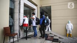 PASIEN COVID-19 TANPA GEJALA MULAI ISOLASI MANDIRI DI HOTEL: Pasien tanpa gejala Covid-19 tiba di Hotel U Stay Mangga Besar, Jakarta, Senin (28/9/2020). Sebagian OTG mulai diisolasi di hotel untuk mengantisipasi daya tampung RSD Wisma Atlet yang semkain padat. (Liputan6.com/Faizal Fanani)