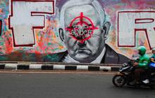 FOTO: Mural Solidaritas untuk Palestina Bermunculan di Kawasan Dukuh Atas, Wajah Benjamin Netanyahu Dibidik