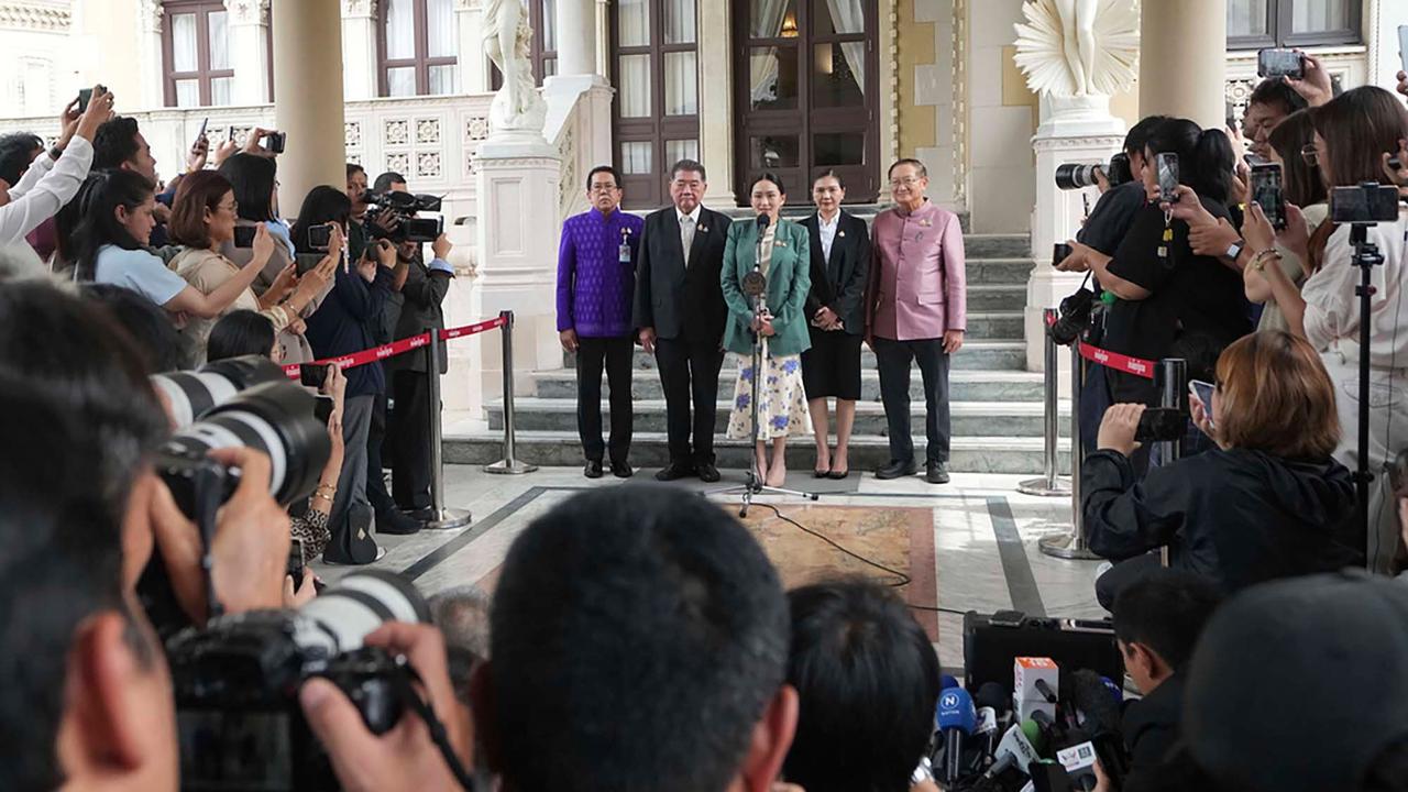 FOTO: PM Thailand Diskors dari Jabatannya Usai Percakapannya dengan Hun Sen Bocor