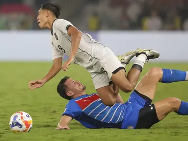 Pemain Timnas Indonesia U-23, Muhammad Rayhan Hannan (atas) mendapat pelanggaran keras dari Noah River Leddel (Filipina) saat laga lanjutan Grup A Piala AFF U-23 2025 di Stadion Utama Gelora Bung Karno (SUGBK), Jakarta, Jumat (18/7/2025). (Liputan6.com/Helmi Fithriansyah)