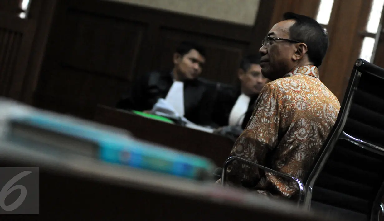 Mantan Menteri ESDM Jero Wacik  ketika menjalani sidang pemeriksaan terdakwa di Pengadilan Tipikor, Jakarta, Senin (11/1). Terdakwa perkara korupsi DOM itu ingin JK dihadirkan sebagai saksi meringankan dalam persidangan. (Liputan6.com/Helmi Afandi)