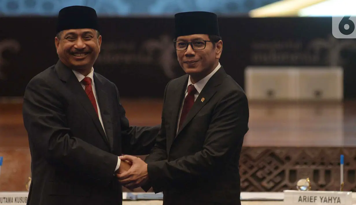 Menteri Pariwisata dan Ekonomi Kreatif, Wishnutama Kusbandio dan pejabat lama Arief Yahya berjabat tangan saat serah terima jabatan di Gedung Kemenpar, Jakarta, Rabu (23/10/2019). Presiden Jokowi melantik Wishnutama menjadi Menparekraf dalam jajaran Kabinet Indonesia Maju. (merdeka.com/Imam Buhori)