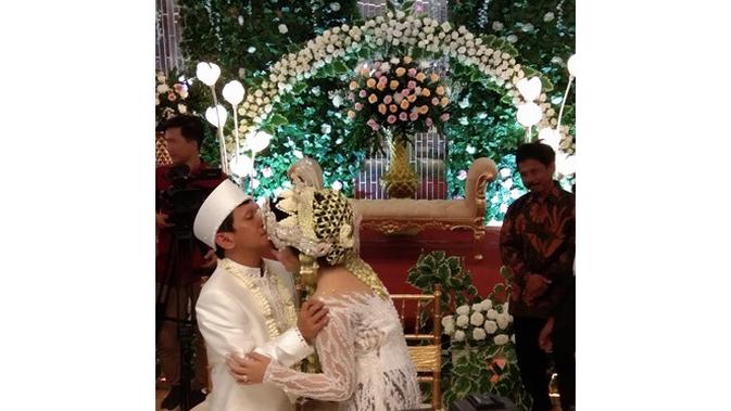Resmi Menikah, Ini 6 Momen Mesra Pernikahan Ginanjar dan Tiara Amalia (sumber: Instagram.com/griyaageng_salasar)