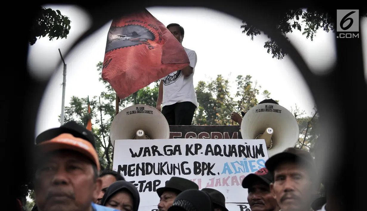 Massa yang tergabung dalam Jaringan Rakyat Miskin Kota (JRMK) dan Serikat Becak Jakarta (Sebaja) saat menggelar aksi di depan Balai Kota, Jakarta, Senin (23/7). (Merdeka.com/Iqbal S. Nugroho)