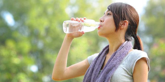 Minum air putih lebih banyak/copyright Shutterstock.com