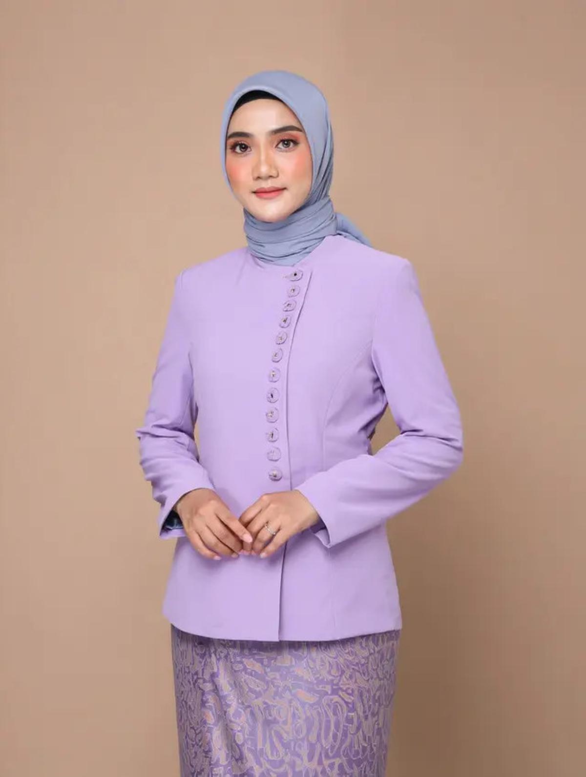8 Tren Gamis Batik Modern dengan Detail Blazer Warna Lilac Soft, Sedang Digandrungi Muslimah Muda