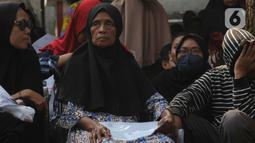 Untuk pengambilan bantuan warga diminta membawa Kartu Keluarga (KK) dan KTP. (merdeka.com/Imam Buhori)
