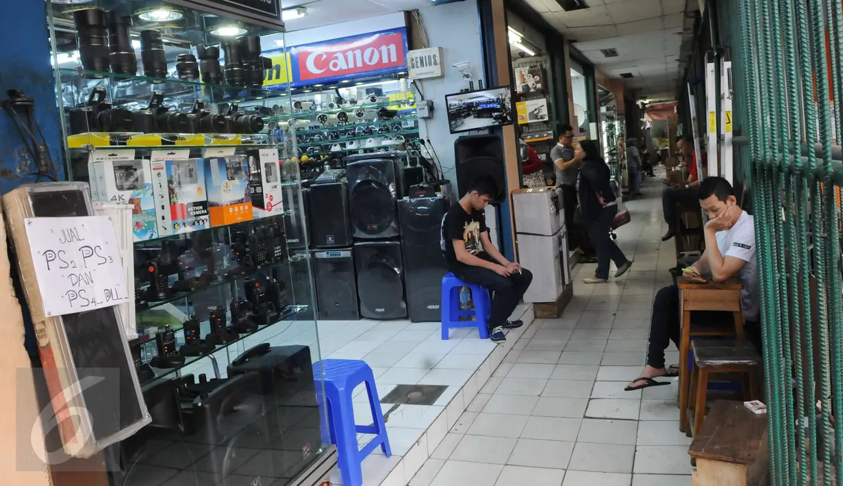Sejumlah pedagang menunggu pembeli di pusat elektronik Glodok, Jakarta, Jumat (2/12). Kondisi pusat perbelanjaan di kawasan Glodok relatif sepi pengunjung akibat adanya aksi damai 2 Desember. (Liputan6.com/Helmi Afandi)