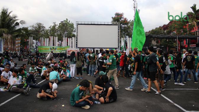 Suporter Persebaya, Bonek, di kompleks Stadion I Wayan Dipta, Gianyar, jelang laga melawan Bali United, Minggu (18/11/2018). (Bola.com/Aditya Wany)