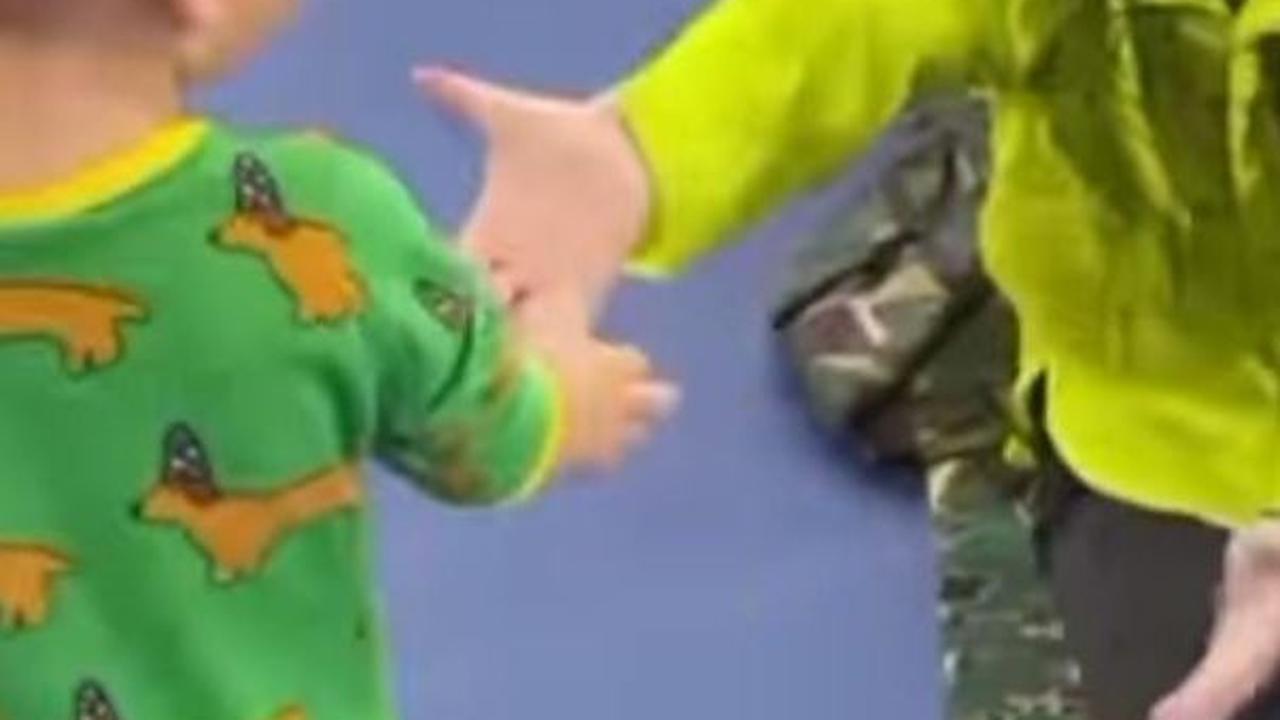 Rayyanza Bangun Tidur Langsung Minta Cium Tangan Rafathar, Sikap Hangat Sang Kakak Tuai Pujian