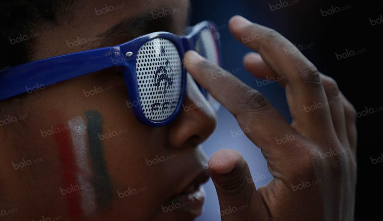 Para fans Prancis baik tua maupun muda beradu gaya untuk mendukung negaranya beraksi melawan Jerman. (Bola.com/Vitalis Yogi Trisna)