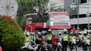Pemain dan ofisial Timnas Indonesia U-22 menaiki bus tingkat saat konvoi menuju Istana Negara Jakarta, Kamis (28/2). Pawai tersebut untuk merayakan keberhasilan skuat Garuda Muda menjuarai Piala AFF U-22 di Kamboja. (Bola.com/Muhammad Husni)