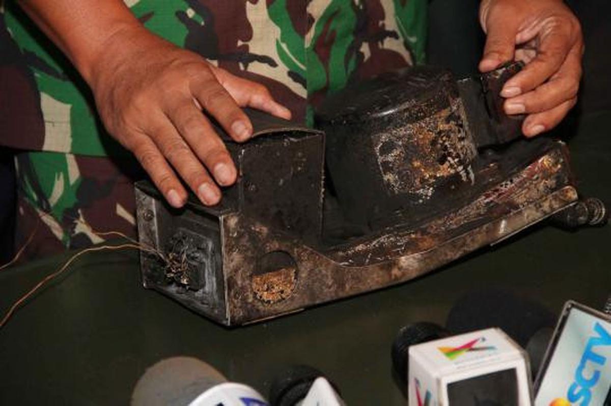 Anggota Kopassus menemukan Black Box pesawat Sukhoi SJ 100  yang jatuh 