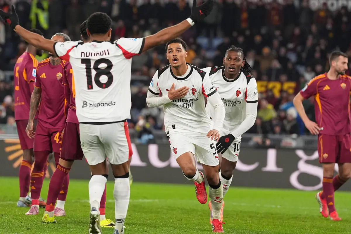 Pemain AC Milan Koni De Winter merayakan gol pada laga Serie A/Liga Italia antara Roma vs Milan