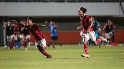 Muhammad Ridho Ikhsan (kiri) dan Rizdjar Nurviat Subagja berlari ke arah Muhammad Nabil Asyura sebagai penendang terakhir Timnas Indonesia U-16 yang mampu membobol gawang Myanmar dalam drama adu penalti. (Bola.com/Bagaskara Lazuardi)