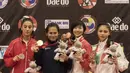 Karateka Indonesia, Ceyco Georgia Zefanya merayakan kemenangannya naik podium usai menjadi juara nomor junior Kumite 59+ kg di ICE BSD, Tangerang, Jumat (13/11/2015). (Bola.com/Vitalis Yogi Trisna) 
