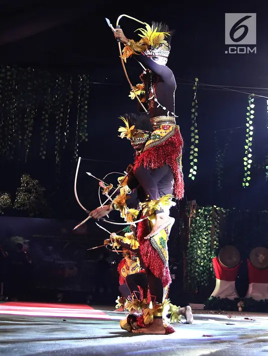 Atraksi anggota brimob saat meriahkan HUT Korps Brimob ke-73 di Mako Brimob Polri, Kelapa Dua, Depok, Jawa Barat, Rabu (14/11). Anggota brimob dari berbagi daerah membawakan tarian daerah masing-masing dari bali, papua. (Liputan6.com/Herman Zakharia)