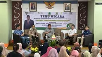 Menteri Perekonomian Airlangga Hartarto menyambangi Kecamatan Batununggal, Kota Bandung, Jawa Barat untuk memastikan distribusi bantuan sosial atau bansos dari pemerintah tersalurkan dengan baik dan tepat sasaran. (Nanda Perdana).