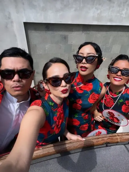 Penampilan Enzy Storia sebagai bridesmaid terlihat kece dengan cat eye sunglasses [@enzystoria]