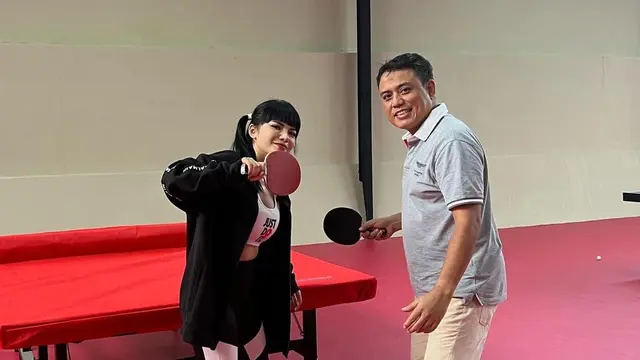 Artis Dinar Candy menjajal pusat latihan tenis meja di Jakarta