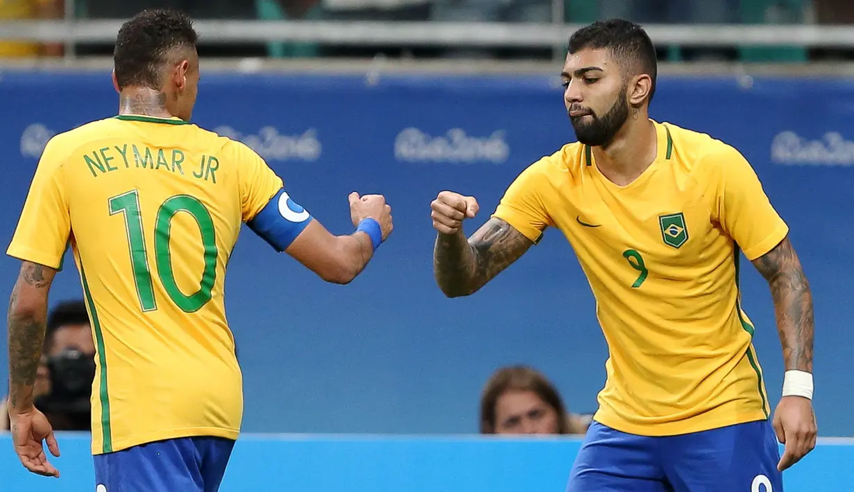 Penyerang Brasil, Neymar merayakan gol yang dicetak Gabriel Barbosa saat malawan Denmark di Olimpiade 2016 di Fonte Nova Stadium, Salvador, Brasil, (11/8). Brasil menggusur Denmark dari puncak klasemen dengan poin lima. (REUTERS/Fernando Donasci)