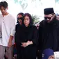 "Itu selalu menjadi permintaan ibu dan bahkan dua bulan sebelum meninggal itu ibu sempet bilang bahwa nggak ada hal lain yang diinginkan selain meninggal di rumah, di tempat familiar, di tempat aman dan nyaman, dikelilingi suami, anak-anak dan cucu-cucunya," kata Kikan usai pemakaman. [Foto: KapanLagi.com/Bayu Herdianto]