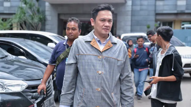 [Bintang] Banyak Pengacara Pamer Kekayaan, Ini Saran Farhat Abbas