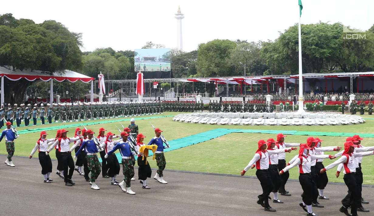 Pasukan Pengibar Bendera Pusaka (Paskibraka) Nasional 2019 mengikuti gladi kotor kedua Upacara Peringatan Detik-Detik Proklamasi Kemerdekaan Indonesia di Istana Negara, Rabu (14/8/2019). Persiapan terus dilakukan untuk kelancaran HUT ke-74 RI pada 17 Agustus mendatang. (Liputan6.com/Angga Yuniar)