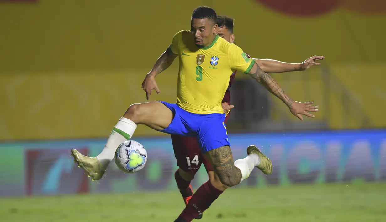 Penyerang Brasil, Gabriel Jesus, berebut bola dengan bek Venezuela, Luis Del Pino Mago, pada laga lanjutan kualifikasi Piala Dunia 2022 zona CONMEBOL di Stadion Morumbi, Sabtu (14/11/2020) pagi WIB. Brasil menang 1-0 atas Venezuela. (AFP/Nelson Almeida/pool)
