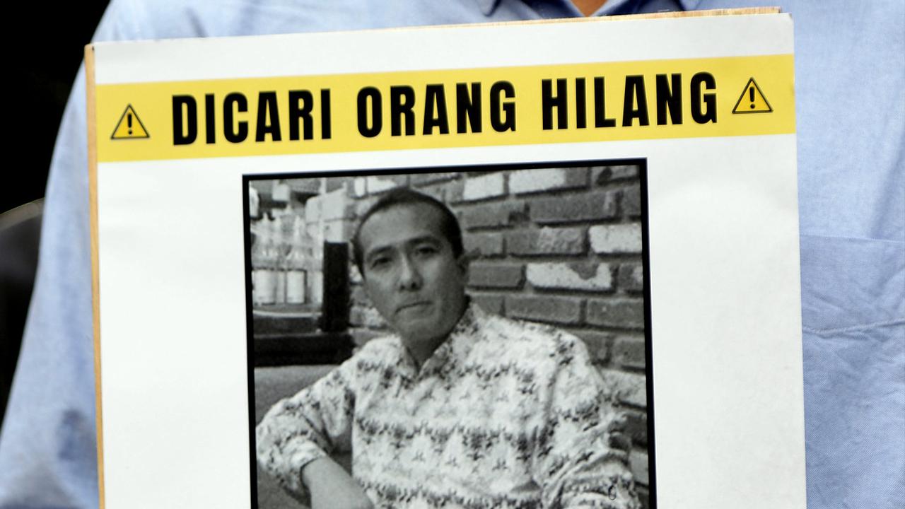 FOTO: Aksi 900 Hari Kaburnya Harun Masiku di Depan Gedung KPK