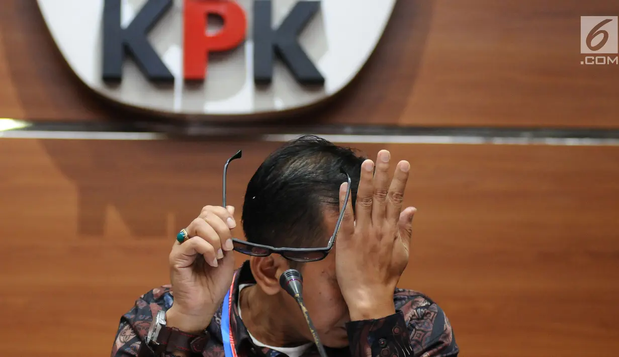 Kepala Biro Humas BPK Yudi Ramdan Budiman saat memberikan keterangan terkait dugaan suap auditor BPK di Gedung KPK, Jakarta, Jumat (22/9). KPK menahan SY yang diduga menerima suap motor Harley Davidson. (Liputan6.com/Helmi Fithriansyah)
