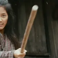 Akting Tara Basro di film Pendekar Tongkat Emas. Foto: via cinemalone.net