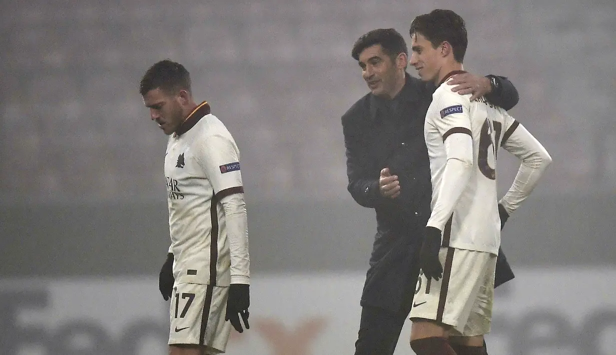 Pelatih AS Roma, Paulo Fonseca (tengah), memeluk bek Riccardo Calafiori usai laga lanjutan Liga Europa 2020/21 Grup A melawan CFR Cluj di Cluj-Napoca, Rumania, Kamis (26/11/2020) waktu setempat. AS Roma menang 2-0 atas CFR Cluj. (AFP/Alex Nicodim)
