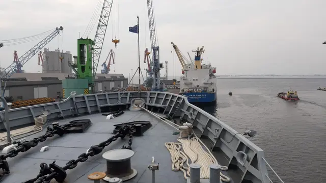 Pemandangan depan di Kapal USS Frank Cable.
