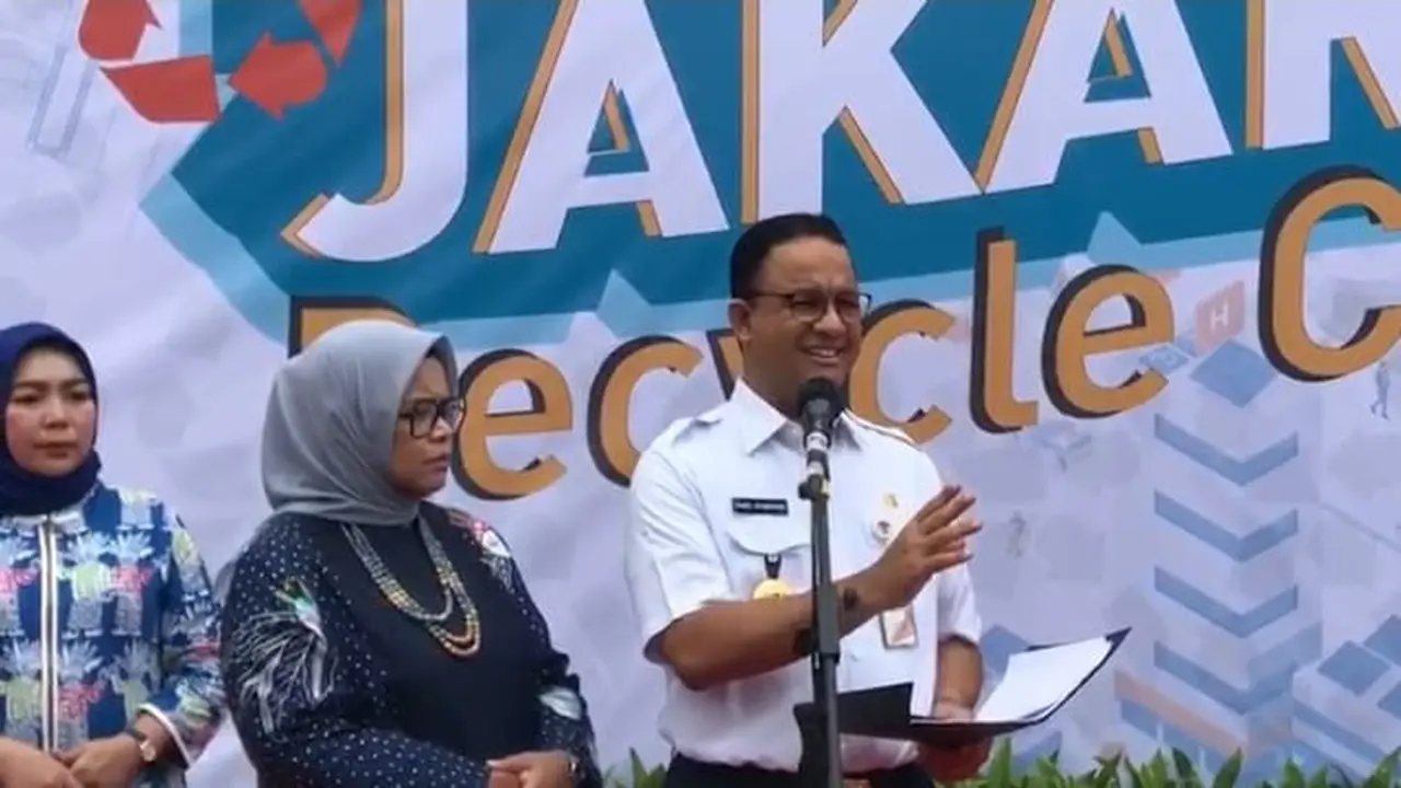 Gubernur DKI Jakarta Anies Baswedan menyambangi Jakarta Recycle Center (JRC), Jalan Bintaro Puspita Raya.