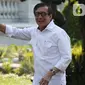 Mantan Menteri Hukum dan HAM Yasonna Laoly tiba di Istana, Jakarta, Selasa (22/10/2019). Yasonna tersenyum dan melambaikan tangan kepada media jelang wawancara calon menteri Kabinet Kerja Jilid II bersama Presiden Joko Widodo. (Liputan6.com/Angga Yuniar)