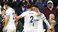 Pemain Leeds United, Rodrigo Moreno disambut rekan-rekannya setelah mencetak gol ke gawang Fulham. (Danny Lawson/PA via AP)