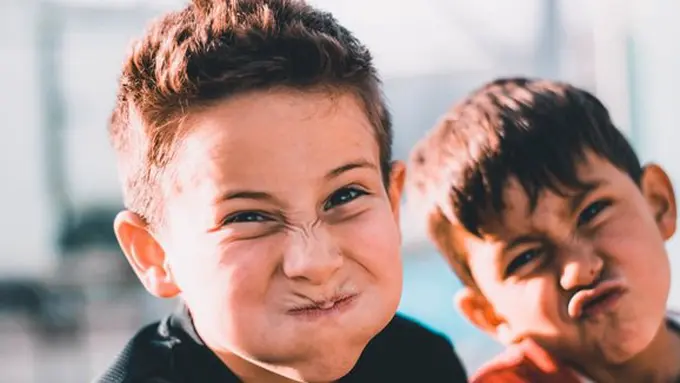 Anak berlaku nakal/copyright Unsplash.com/Austin Pacheco