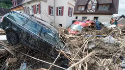 Sebuah mobil tertutup puing-puing menyusul bencana banjir dahsyat di Kota Braunsbach, Senin (30/5). Banjir melanda wilayah barat Jerman setelah hujan deras terjadi sepanjang Ahad (29/5) yang menewaskan empat orang. (Marijan Murat/dpa/AFP)