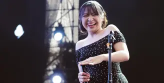 Bernadya Ribka kembali tunjukkan hasil eksplorasi gaya rambut terbaru saat manggung di Synchronize [@bernadyaribka]
