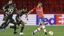 Penyerang Granada, Roberto Soldado mengumpan bola saat bertanding melawan Manchester United pada pertandingan leg pertama perempat final Liga Europa di stadion Los Carmenes di Granada, Spanyol, Jumat (9/4/2021). MU menang atas Granada 2-0. (AP Photo/Fermin Rodriguez)