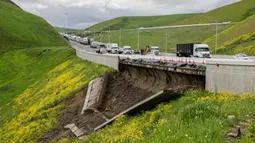 Badai salju berkecepatan 80 mil/jam melanda wilayah tengah dan selatan California. (Santiago Mejia/San Francisco Chronicle via AP)