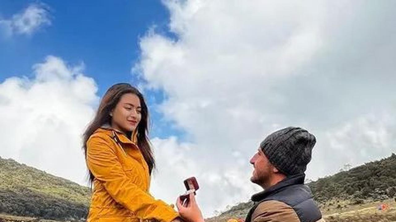 Hubungan mereka serius, bahkan Ladislao telah melamar Nathalie saat liburan mereka.<br>