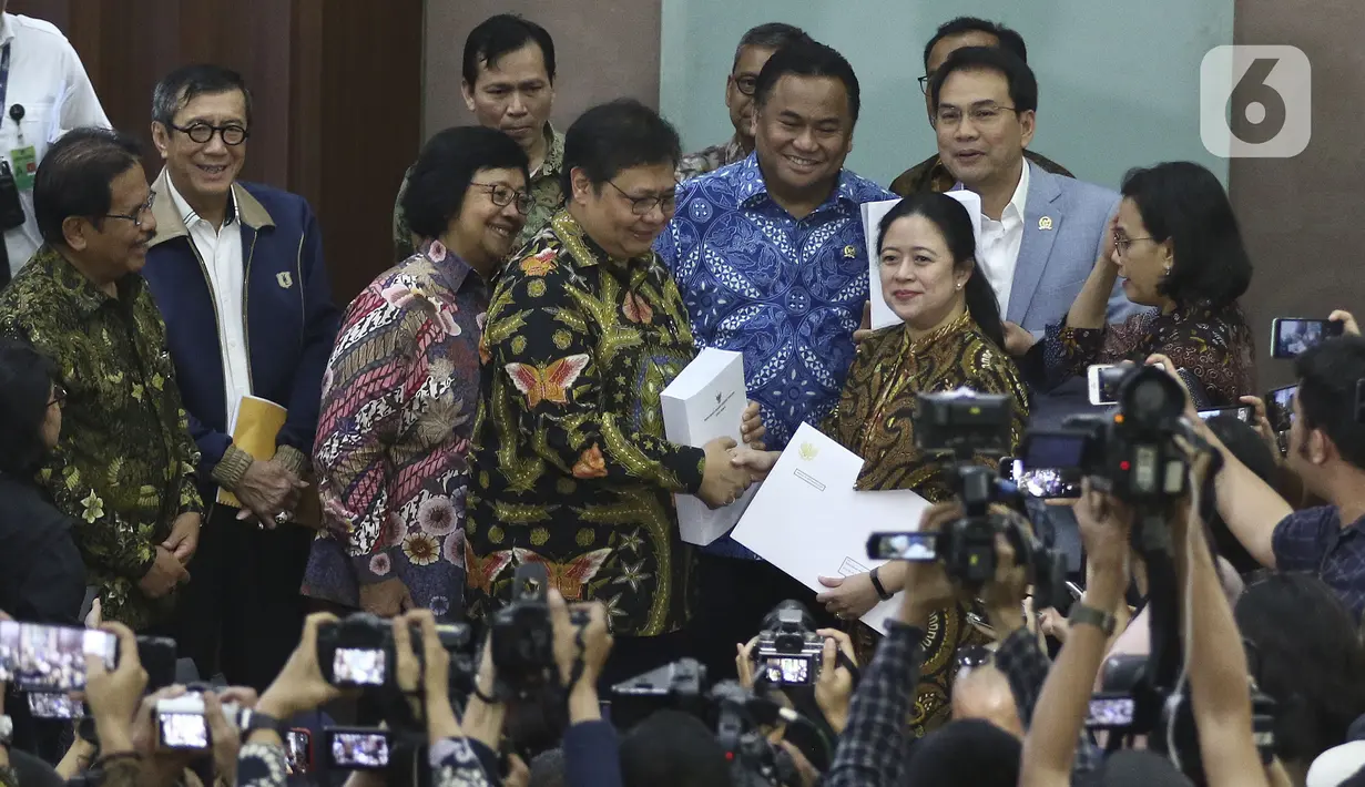 Menko Perekonomian Airlangga Hartarto (tengah) menyerahkan draft RUU Omnibus Law kepada Ketua DPR Puan Maharani di Kompleks Parlemen, Senayan, Jakarta, Rabu (12/2/2020). Pemerintah mengajukan RUU Omnibus Law Cipta Lapangan Kerja dan RUU Omnibus Law Perpajakan. (Liputan6.com/Johan Tallo)