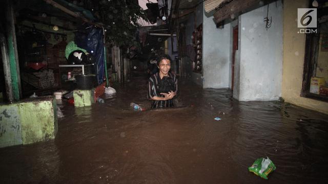 Banjir Kiriman Telah Tiba, Warga Jakarta Selamatkan Harta Benda