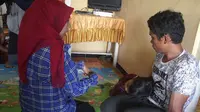 Bocah Gorontalo itu sejak kecil sering menghabiskan waktu bermain dengan anjing peliharaannya sehingga diduga membentuk perilakunya sehari-hari. (Liputan6.com/Andri Arnold)